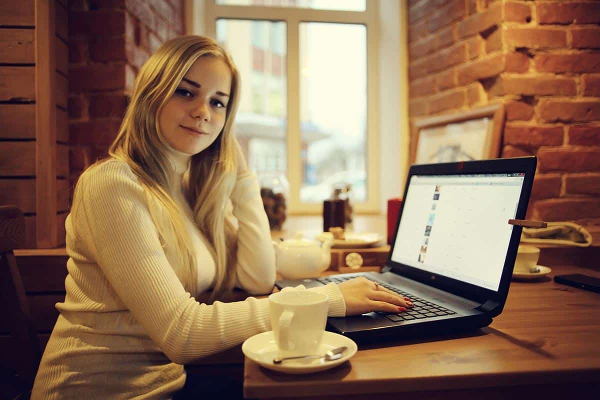 woman doing freelance services online