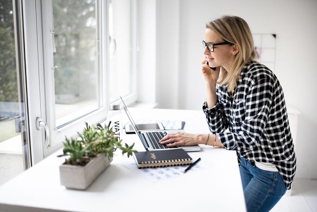 women working on her ordPress blog